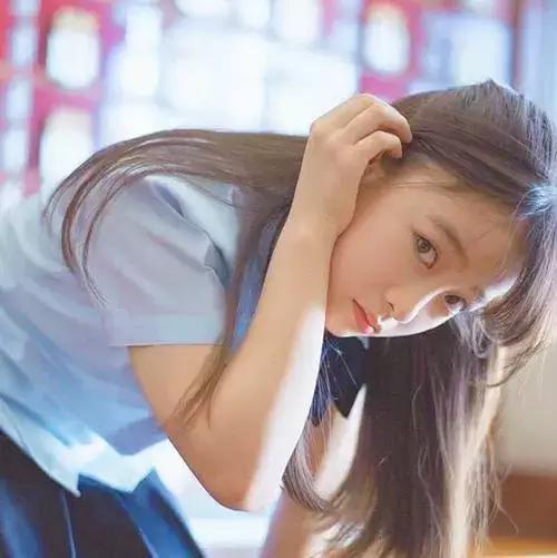 桥本环奈不断挑战自我 尝试不同风格的形象