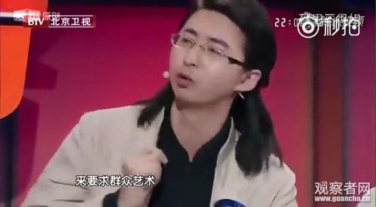 这时,一位戴着眼镜、有点“专业人士”架势的青年评论员不服了,一上来就火气不小:群像艺术也要有领舞!要看到每个人不一样的形象!