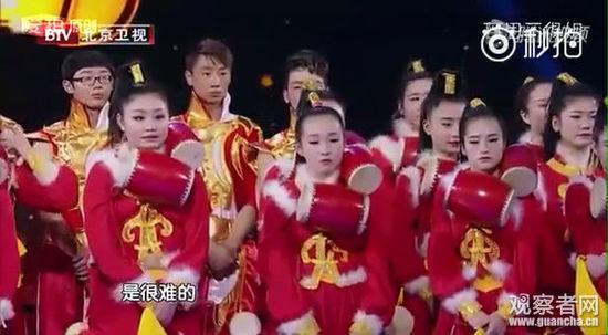 陈道明说起曾经看过的天津歌舞团的鼓表演,一条很长的绳子,绳头栓着坠儿,从很远的距离击打鼓面,难度极高。