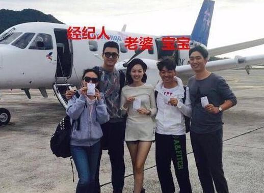 王宝强,马蓉与经纪人宋喆合影