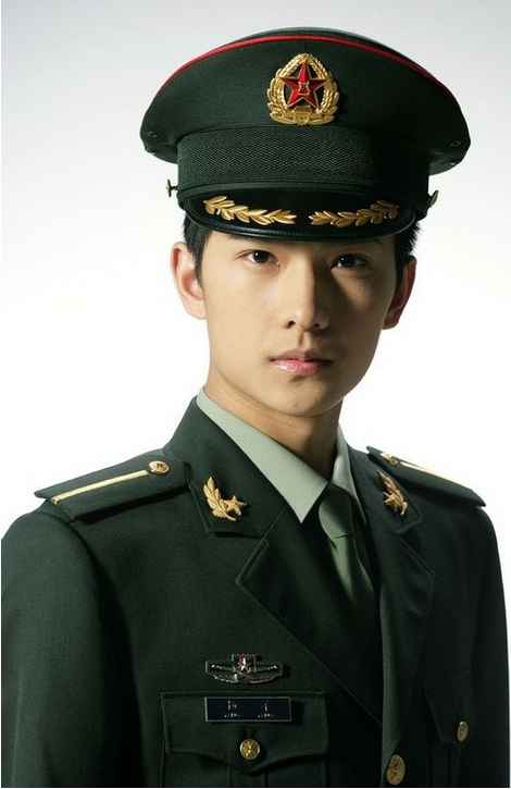 杨洋在微博上发了一张穿着军装的敬礼照,竟然有大量网友质疑他的军人