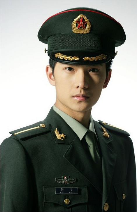 去年9月阅兵日,杨洋在微博上发了一张穿着军装的敬礼照,竟然有大量