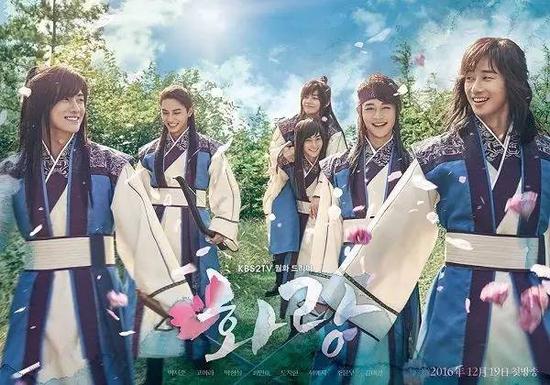 不像《鬼怪》和《举重妖精》都在豆瓣上拿到了8.5的高分,评分7.2的《花郎》只能说just so so~