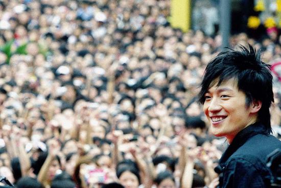 2007年7月15日下午,乔任梁拉票演唱会在上海久光百货广场举行,因歌迷太多活动被迫中断,许多歌迷当场痛哭