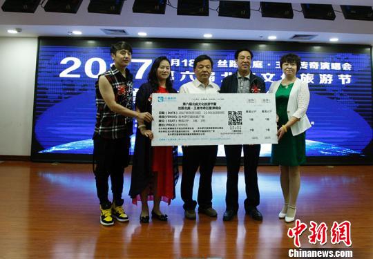 活动当天，主办方进行的“丝路北庭？王者传奇”开票仪式。　王小军 摄