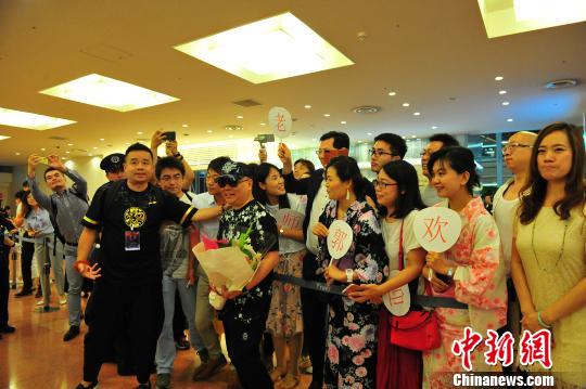 郭德纲与现场粉丝合影　吕少威　摄