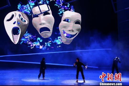 大型禁毒话剧《等你归来》26日在广东中山文化艺术中心公开首演。　程景伟 摄