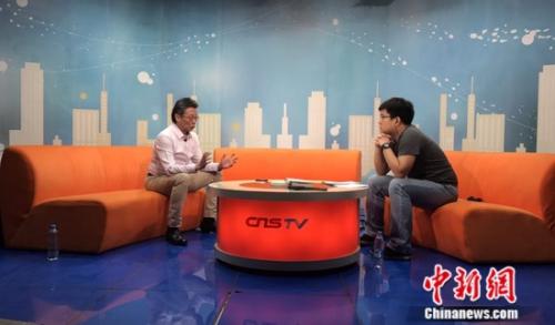 作家张大春（左）24日做客中新网接受采访