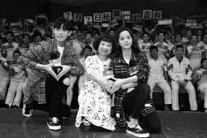 《秘果》西安路演 陈凯歌儿子和闫妮女儿演绎