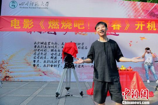 主创徐鸣飞亮相开机仪式。　魏尧 摄