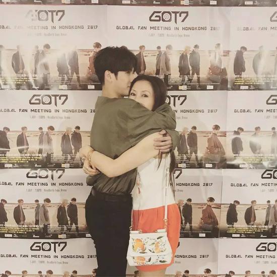 ins爱豆|水原希子晒素颜照,王嘉尔与妈妈超亲密