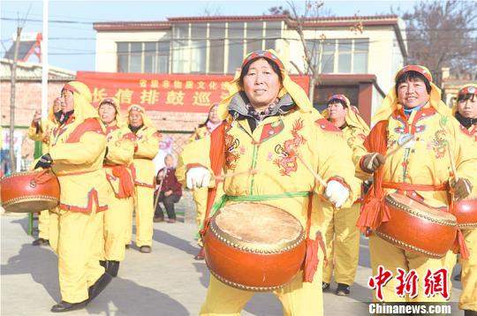 　　图为“长信排鼓”，它以鼓、锣、钹为主，场面恢弘大气，很适合舞台表演。　赵昊 摄