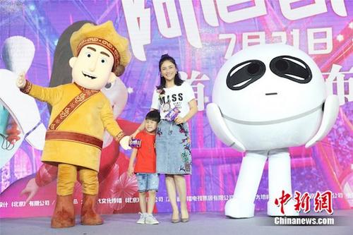 　　胡可与儿子安吉合影