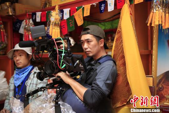 7月23日，微电影《珠峰的呼唤》摄影师正在拍摄取景。举办方提供