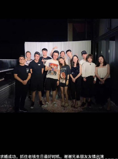 网友晒疑似求婚现场图