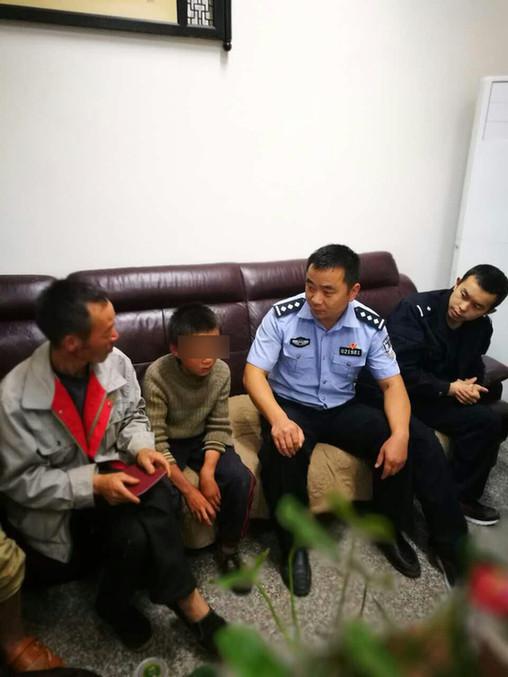 10岁少年上演真实版荒野求生烤蛇充饥自制捕鱼器