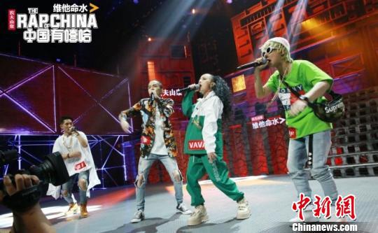 图为：《中国有嘻哈》选手表演现场。 资料图摄 