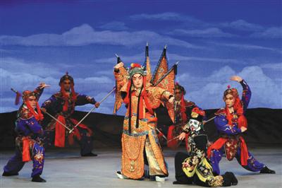 《宝莲神灯》
这出戏讲的是沉香劈山救母的故事，台北新剧团的版本比传统京剧《宝莲灯》多了一个“神”字，在视听效果上也想给观众带来更多新意。李宝春透露，这出戏上半场听京剧的“唱、念”，下半场看京剧的“做、打、舞”，下半场还有比较现代的音乐和百老汇的舞蹈元素。