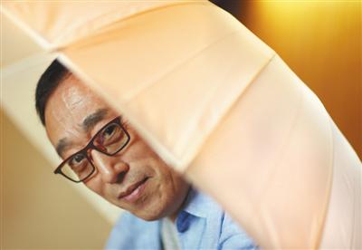 在李宝春印象中，父亲李少春是个有些严肃的人，年轻时对父亲的话体会不深，更多是迎合、讨好父亲高兴。反倒是父亲去世后，随着年龄的增长，越来越觉得父亲的话有用。而对于今天的年轻人，他希望他们一定要追求自己的梦想，什么时候都别丢了自己的专业。 新京报记者 郭延冰 摄