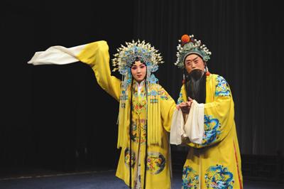 《京昆戏说·长生殿》唐明皇与杨贵妃的故事，传唱千年。这出《长生殿》本是昆曲经典，这次台北新剧团用“京昆戏说”的方式重新演绎，把京剧里的《贵妃醉酒》和《梅妃》、昆曲里的《赐盒定情》和《献髪密誓》重新编排整理，京昆对唱。