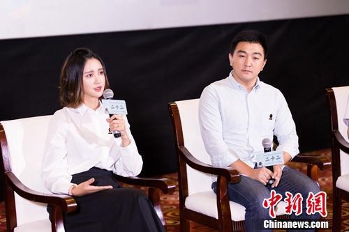 电影明星资助人张歆艺（左）与导演郭柯。主办方供图