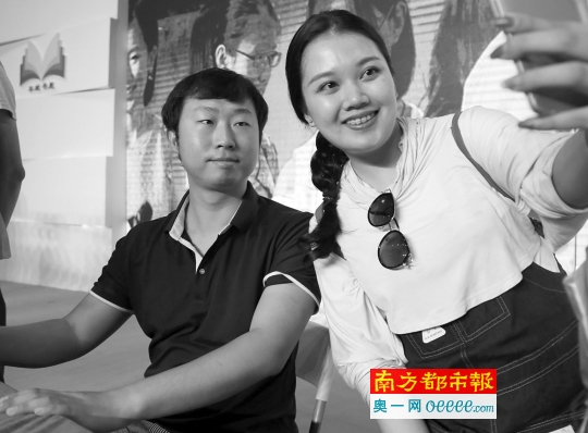 昨日,在南国书香节上,微博大V“博物君”张辰亮(左)被粉丝拉着合照。