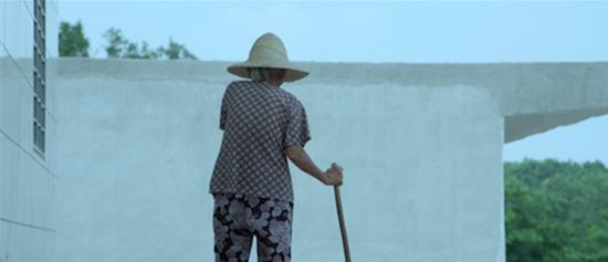 王志凤老人现在与儿子儿媳生活在海南的小村落，安逸清静。
