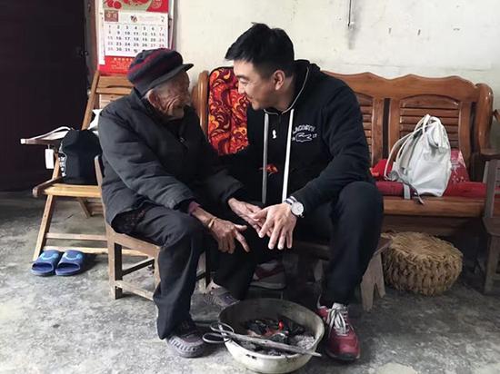 2017年1月8日，广西桂林，导演郭柯看望韦绍兰老人。
