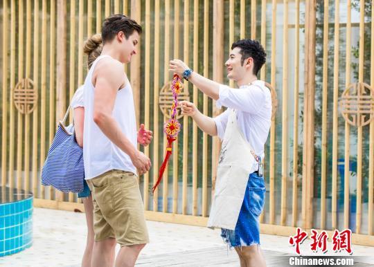  黄晓明揽客。&nbsp;