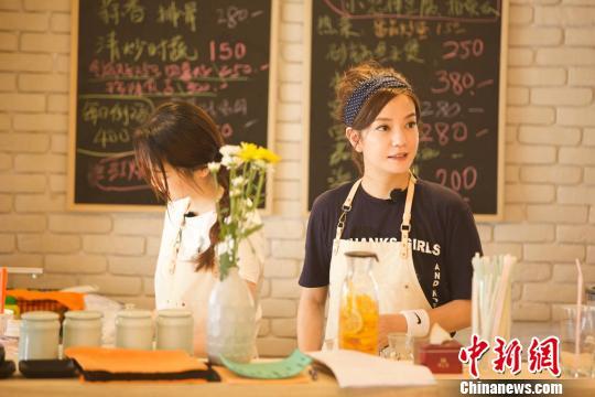 赵薇因《中餐厅》变勤劳。&nbsp;