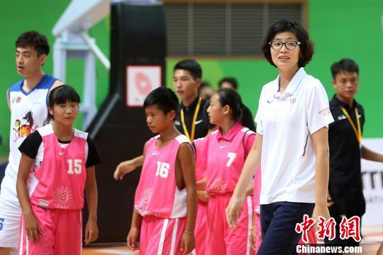 2017姚基金希望小学篮球季闭幕 叶莉携女儿亮相|叶莉|女儿|姚基金_新浪娱乐_新浪网
