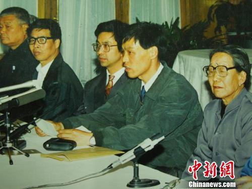 1994年，中国的二战受害者起诉日本政府新闻发布会。右一为《二十二》中的李秀梅老人，右三为童增。 童增供图