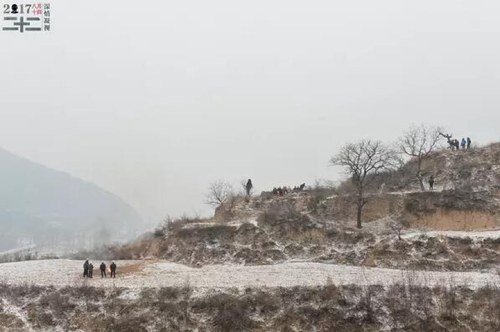 而《二十二》，则试图用最原始的、一一列举的方式，让我们重新发现“慰安妇”标签遮蔽下的一个个真实的人。