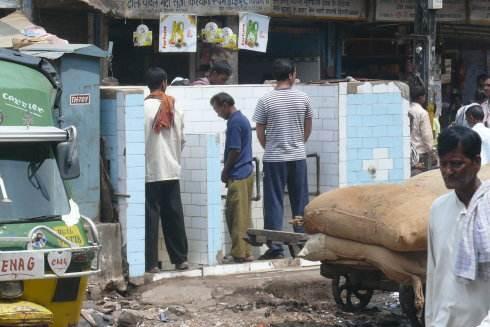 印度总理莫迪发起“厕所革命”但进展缓慢
