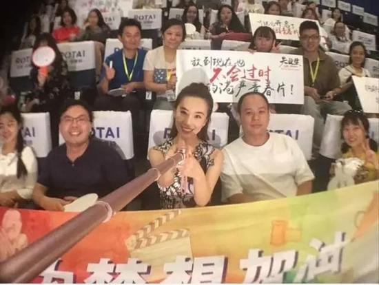 M观影团大合影