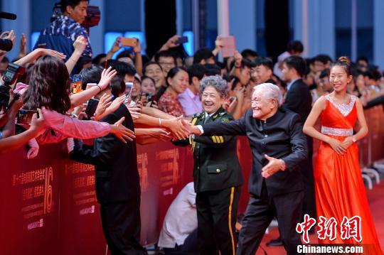 表演艺术家陶玉玲、牛犇、袁霞获得最具分量的“终身成就奖”。　胡耀杰 摄