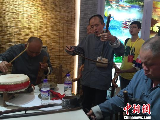 一张方桌,四名盲人老艺人围坐周围,摸索着拿出各自的乐器,随着一声醒木响,老艺人们一开嗓,周围很快聚满了叫好的观众。4日,山西省首届长治艺术节襄垣展馆内的鼓书表演台前挤满观众,欣赏着十分钟一场的鼓书表演。 杨静 摄