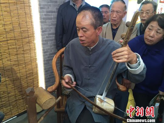 演唱鼓书的表演者大多是盲人,而且均已年长,然而在表演中,他们却随音乐动作起伏,表演颇有激情,曲到高亢处声带嘶吼。图为盲人老艺人正在表演。 杨静 摄