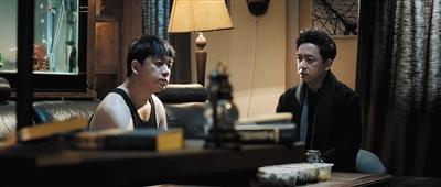 潘粤明在剧中扮演个性迥异的双胞胎兄弟关宏峰(图右)、关宏宇(图左)。