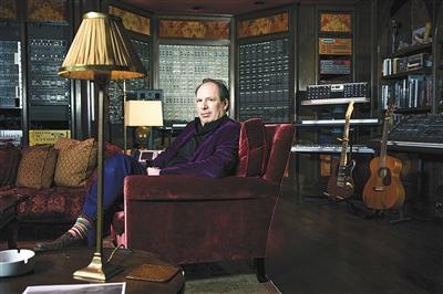 今年59岁的汉斯·季默，总共为约150部电影配过乐，获得10次奥斯卡提名，并凭借动画片《狮子王》拿到了奥斯卡最佳配乐奖。