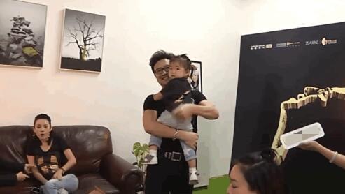  汪峰抱着女儿醒醒，章子怡坐在沙发上