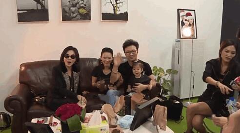章子怡带着刘嘉玲去探班汪峰 