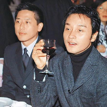 张国荣61岁冥诞唐鹤德po照庆生 哥哥手捧蛋糕.图|张国荣|唐鹤德|张国荣61岁冥诞_新浪娱乐_新浪网