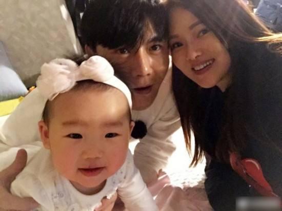  伊能静、秦昊一家三口