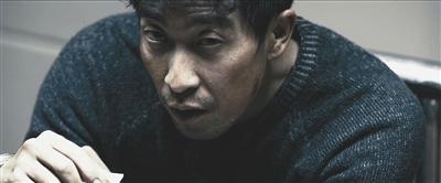 王千源凭借电影《解救吾先生》里，凶残的罪犯“张华”一角，获得今年金鸡奖最佳男配角。