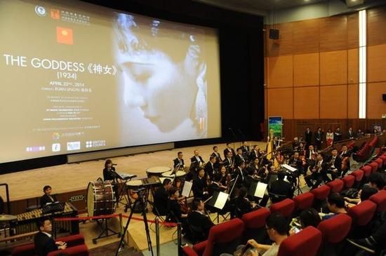 有乐队伴奏的修复版《神女》放映现场