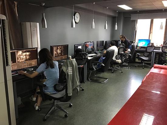 位于电影资料馆12楼的修复室，每个人或修划痕、或调色各司其职