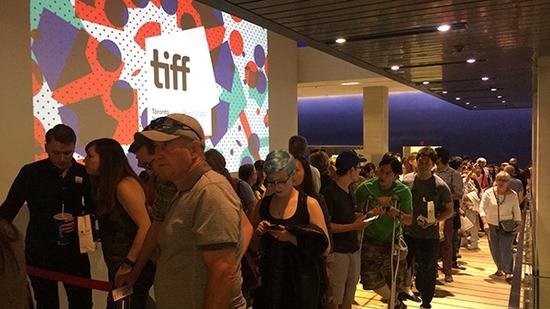 第42届多伦多电影节排队观看修复版《奋斗》的影迷