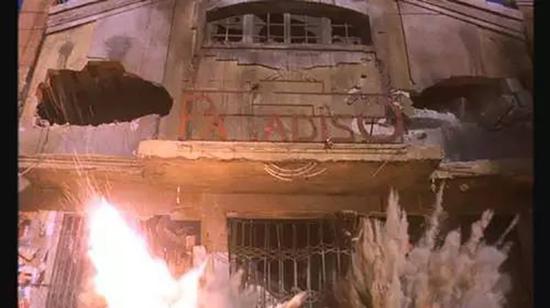 早期的硝酸胶片十分易燃，也导致了不少影院火灾