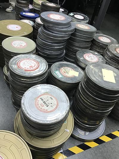 一摞胶片盒是一部电影使用的胶片量